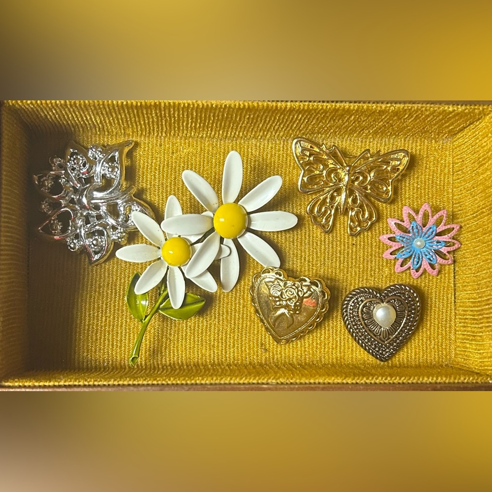 Vintage Wooden Musical Jewelry Box with Six Brooches - Picture 10 of 12